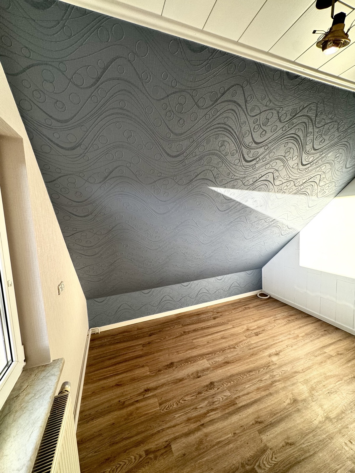 Innenanstrich in Anthrazit auf strukturierter Dachschräge