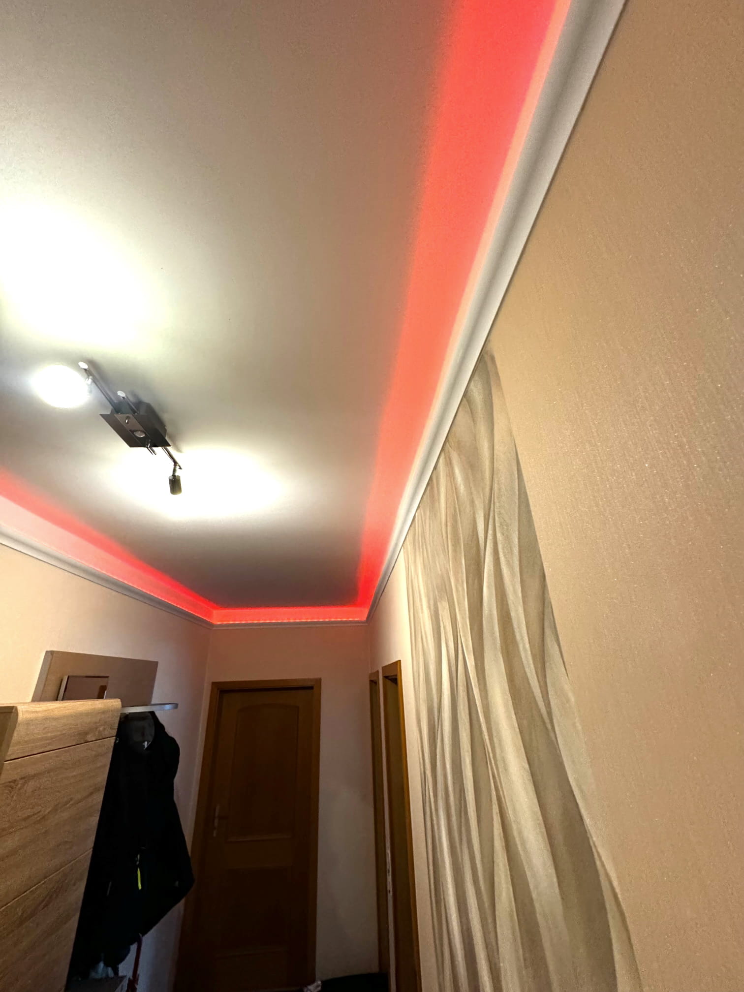 Altbauflur mit LED-Stuckleisten